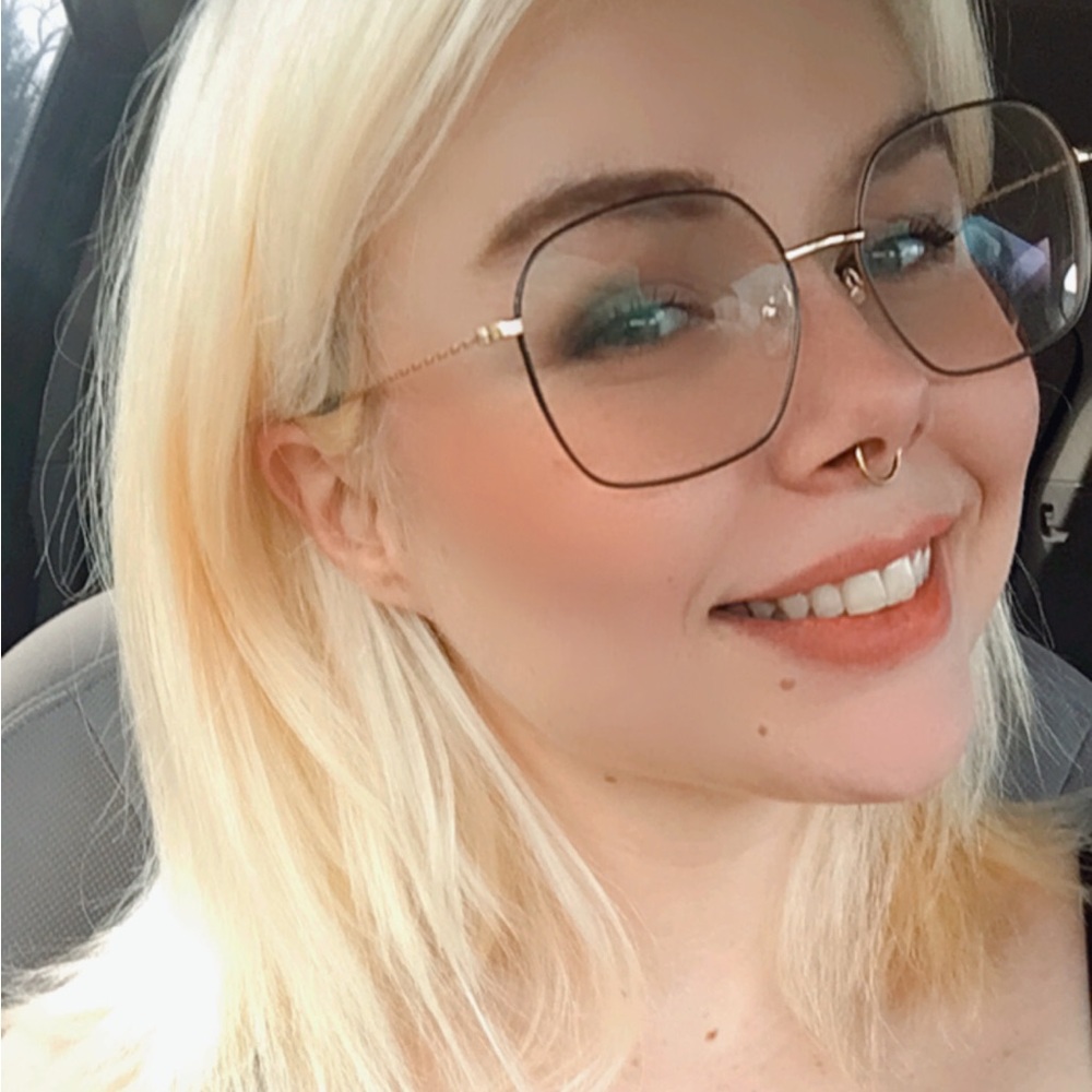 Your fellow thrift and shopping addict 💸🛍👗👚🧥👙🥾👠👓👑